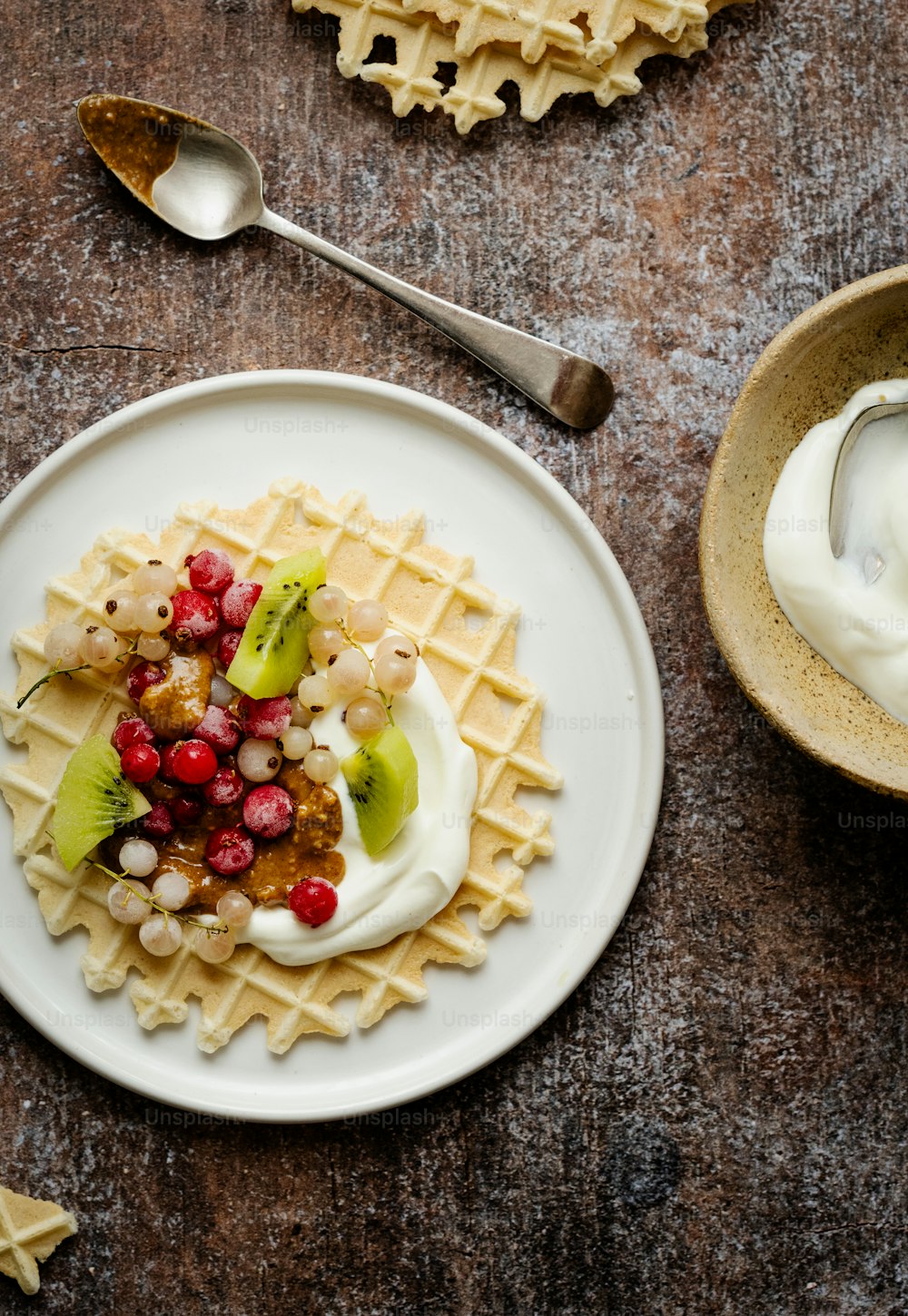 um prato branco coberto com waffles cobertos de frutas
