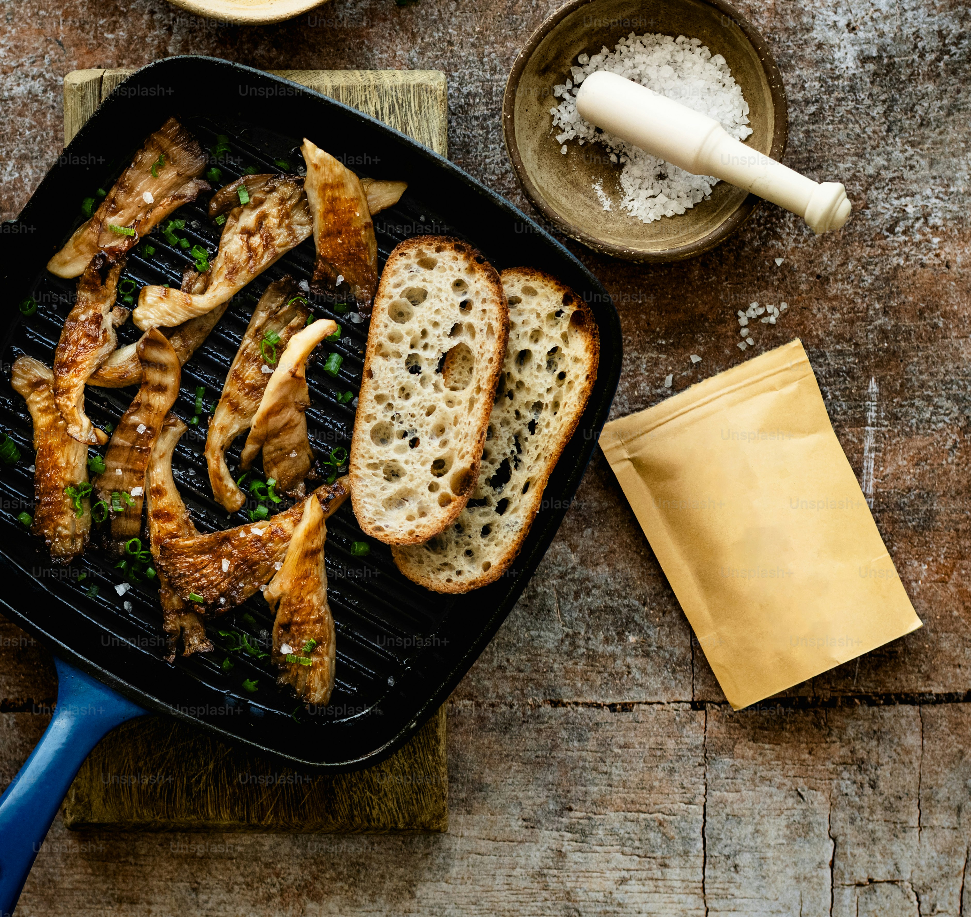 a cast iron skillet filled with meat and bread