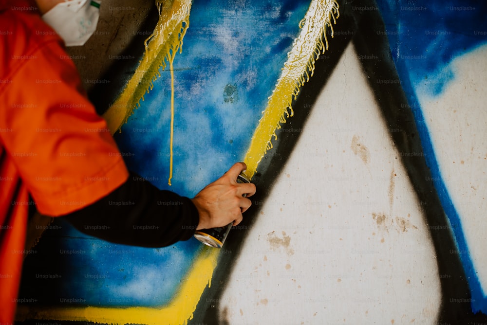 Una persona está pintando un cuadro en una pared