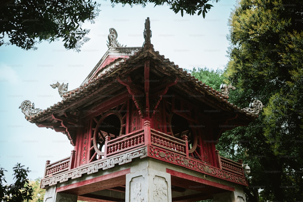 Un bâtiment rouge et blanc surmonté d’un oiseau