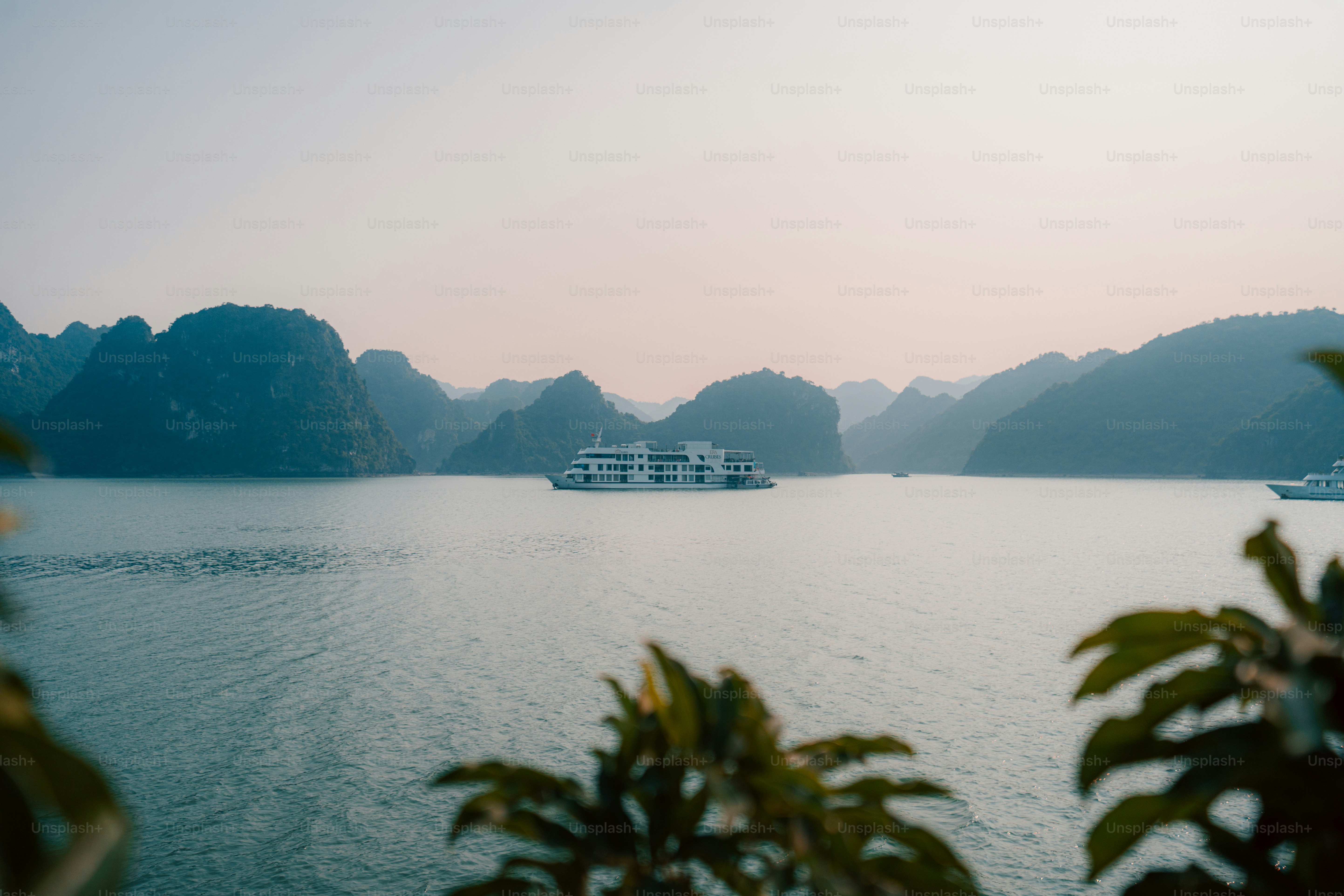 un gran bote flotando sobre un gran cuerpo de agua