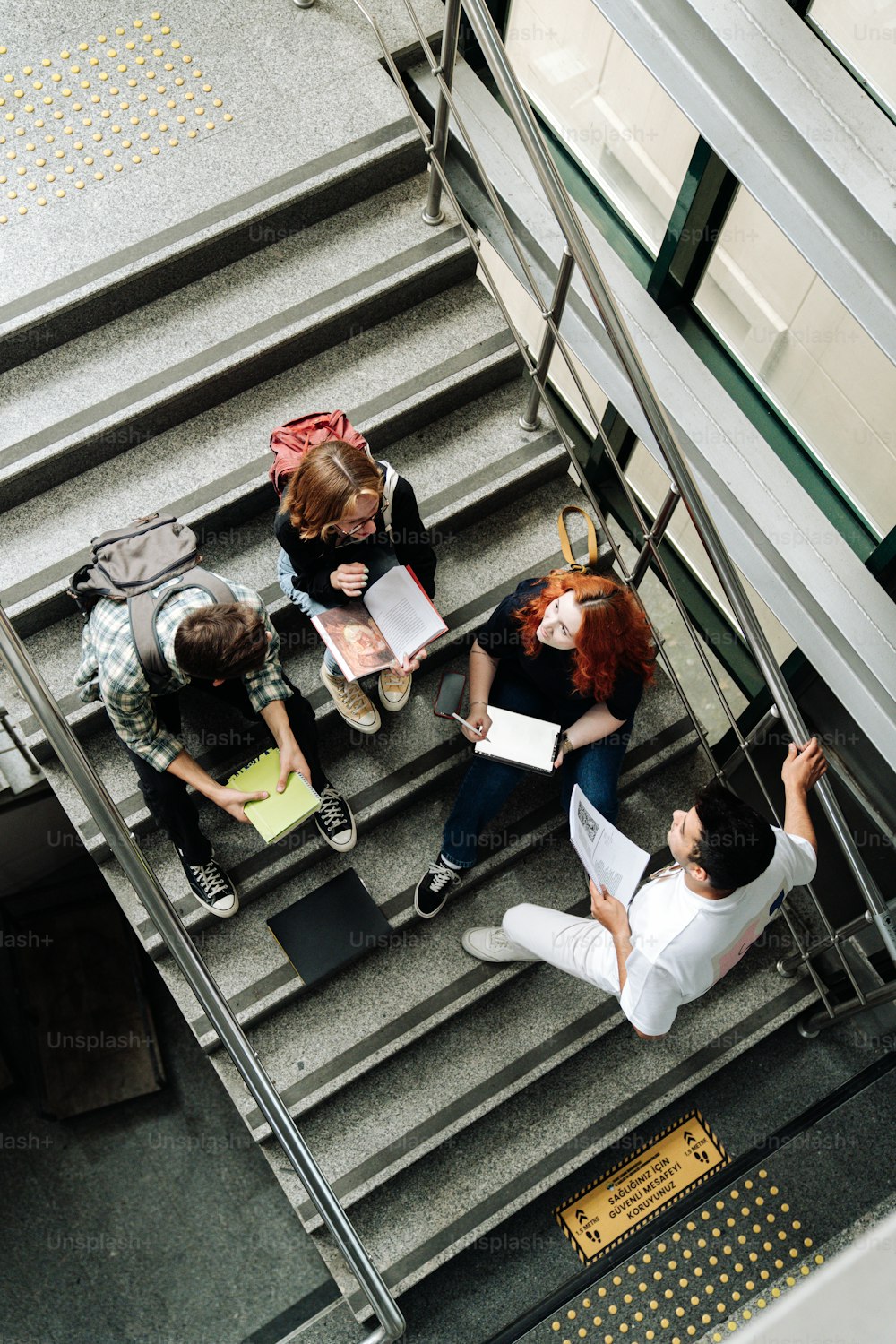 Un gruppo di persone sedute in cima a una rampa di scale