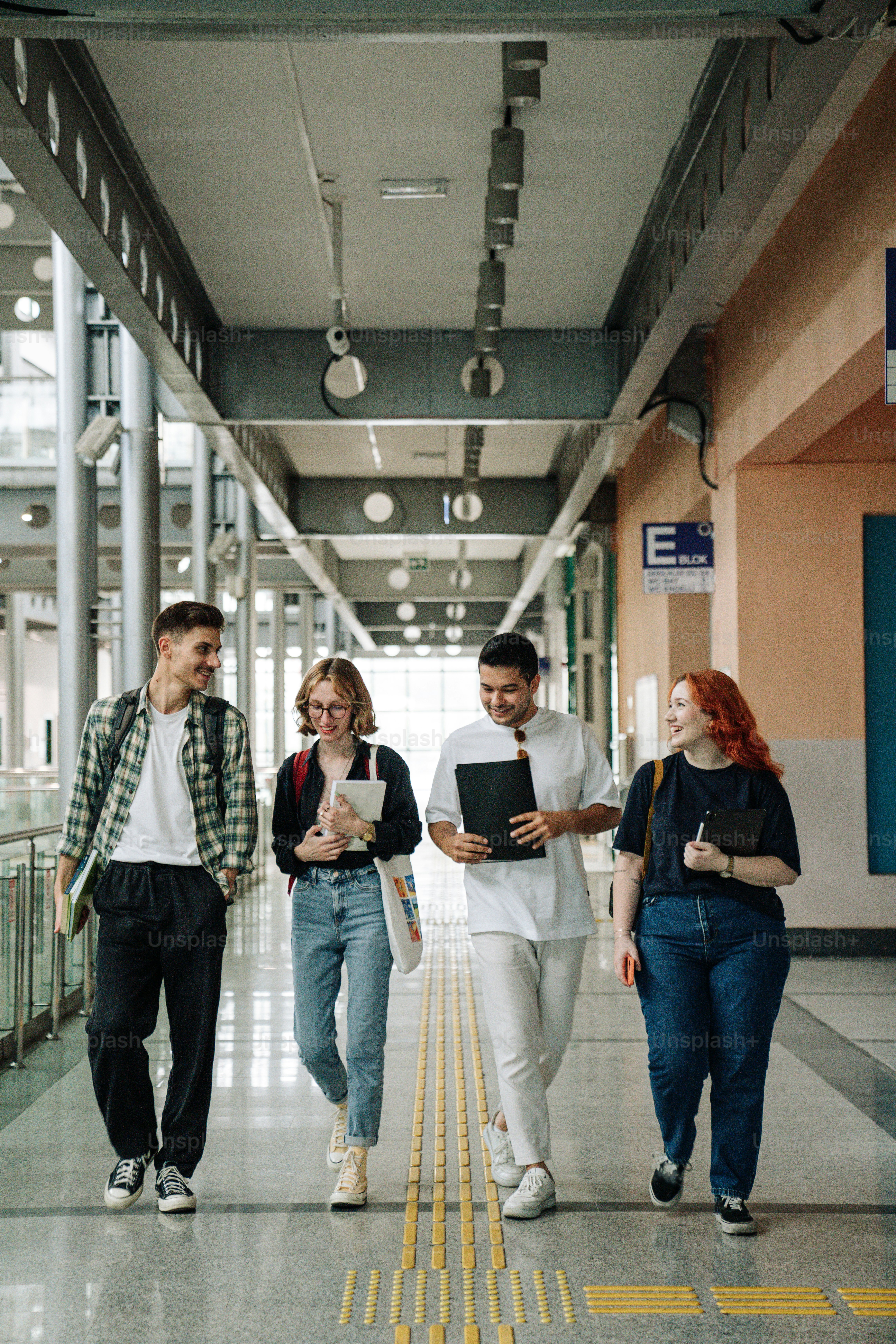 um grupo de pessoas caminhando por um corredor