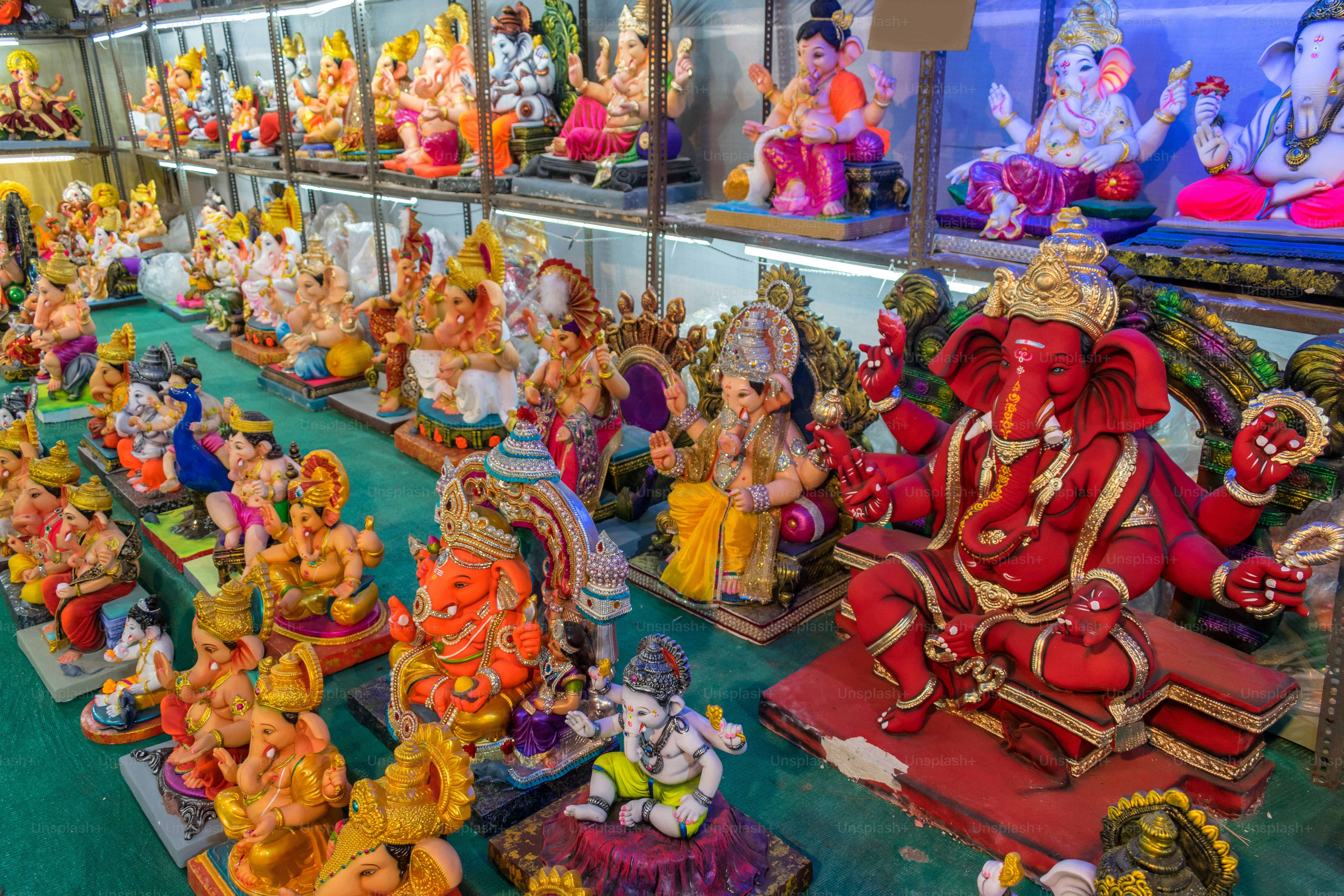 Una stanza piena di molti tipi diversi di figurine