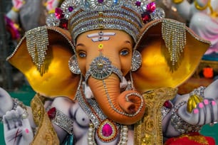 Eine Statue eines Elefanten mit einer Krone auf dem Kopf