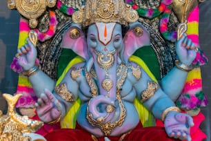 Une statue d’un dieu hindou dans un temple