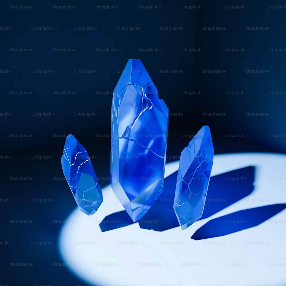 um grupo de cristais azuis sentados em cima de uma mesa