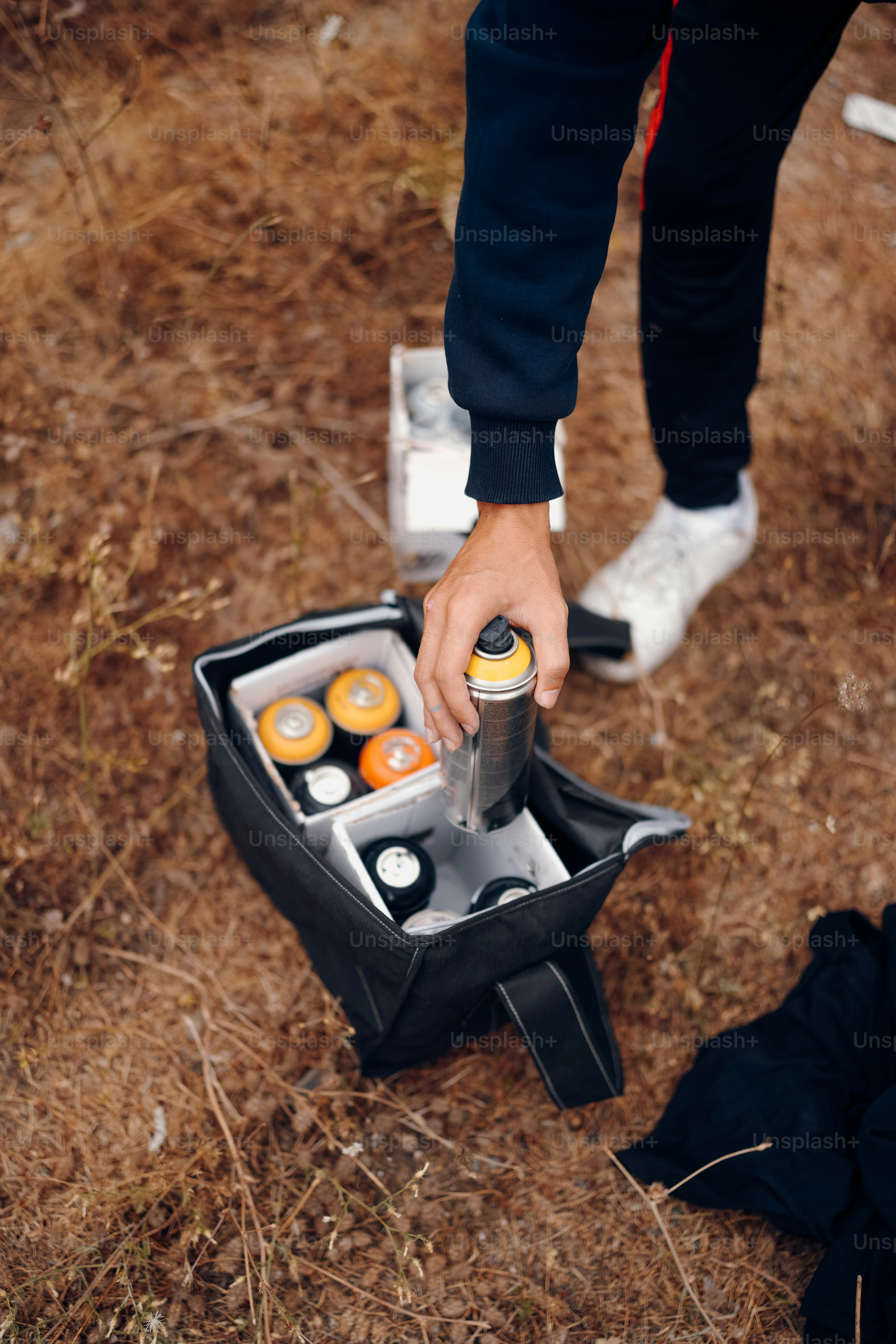 eine Person, die eine Flasche Bier in einer Kühlbox hält