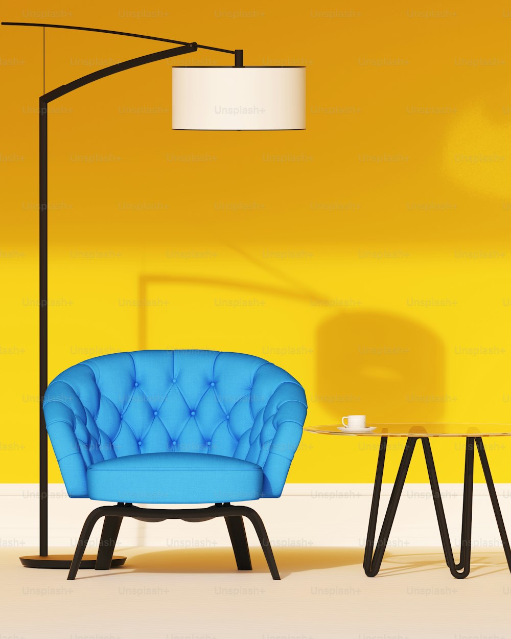 una silla azul sentada junto a una mesa con una lámpara encima