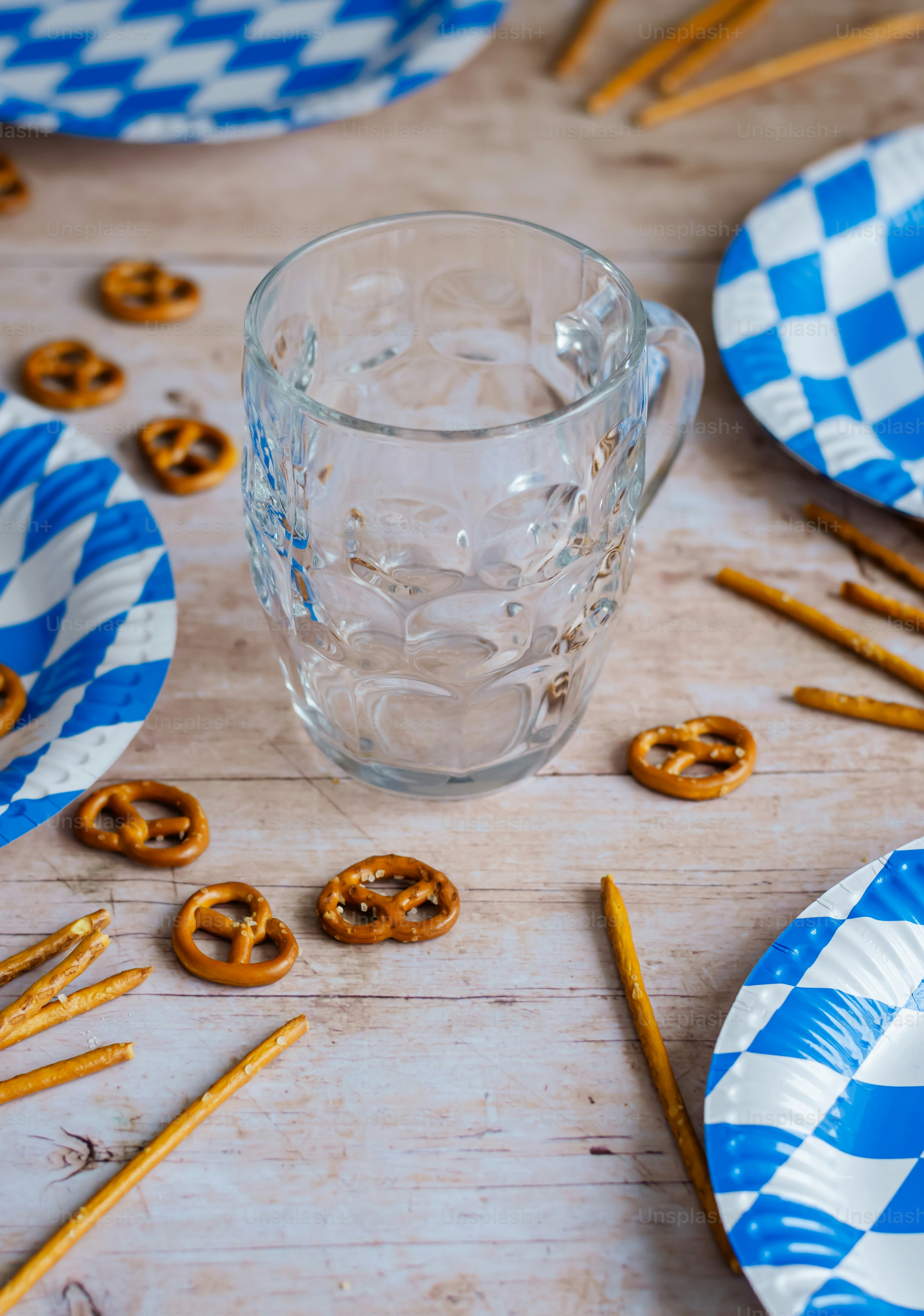 ein Tisch mit blauen und weißen Tellern und Gläsern