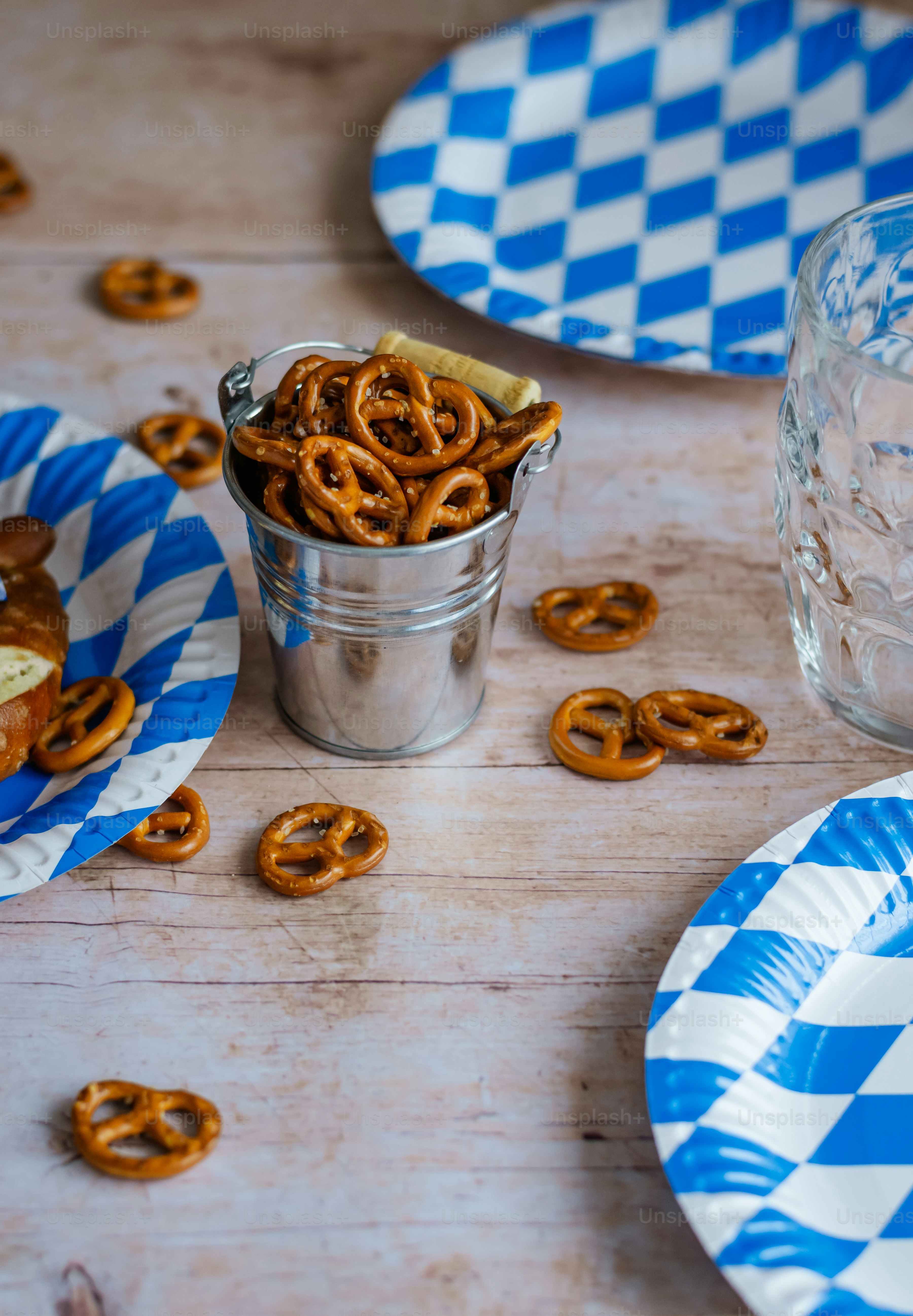 ein Tisch mit blauen und weißen Tellern, die mit Brezeln bedeckt sind