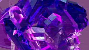 Un primer plano de un diamante púrpura sobre un fondo púrpura