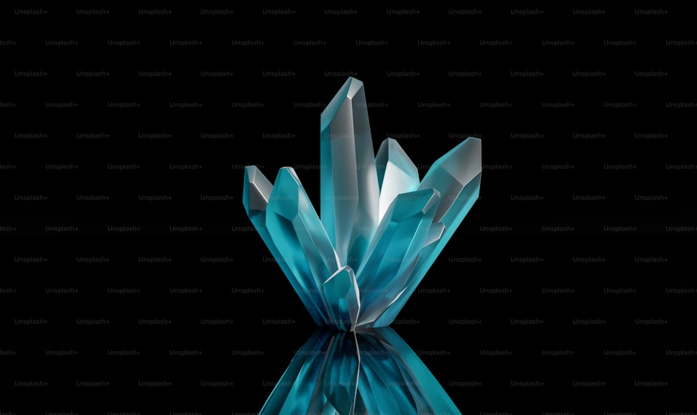 Una scultura di cristallo blu seduta sopra un tavolo