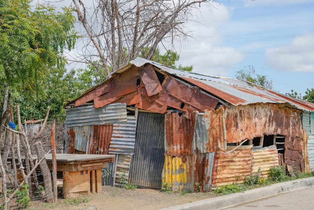 Una vieja choza con un techo de hojalata oxidado