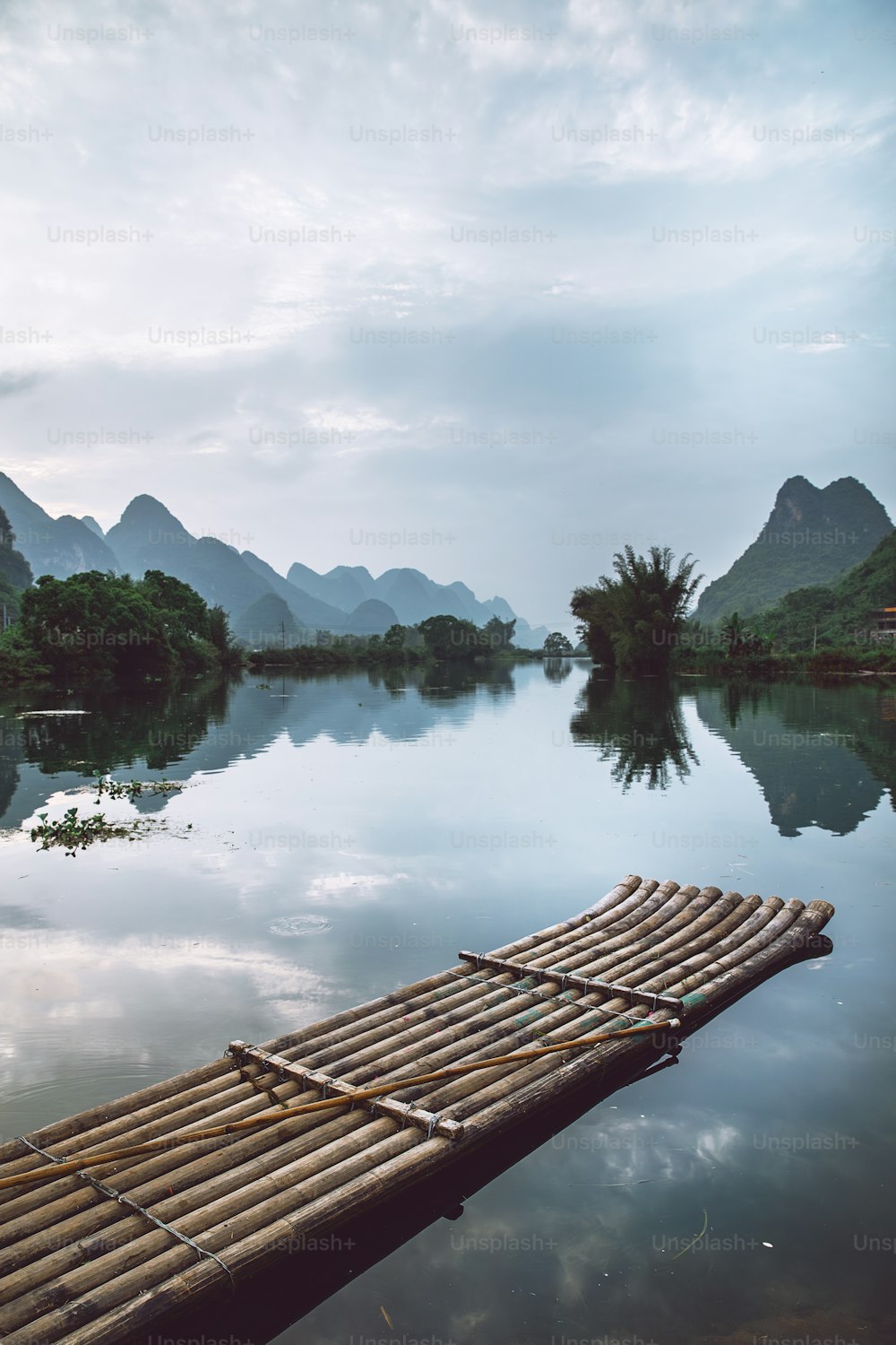 Una zattera di bambù che galleggia sulla cima di un lago