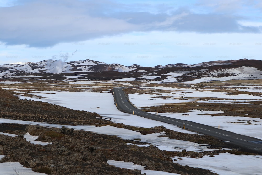 uma estrada no meio de um campo nevado
