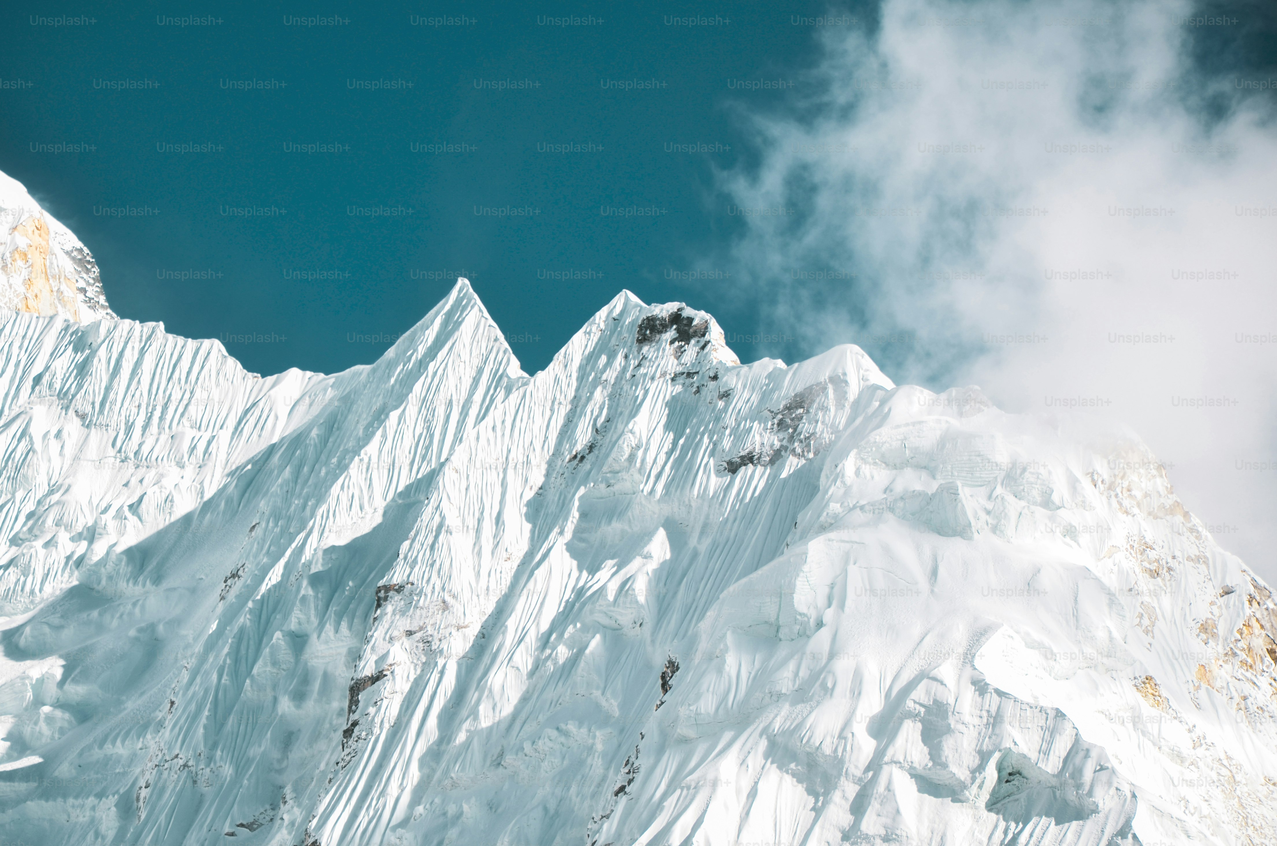 Une grande montagne couverte de neige sous un ciel bleu