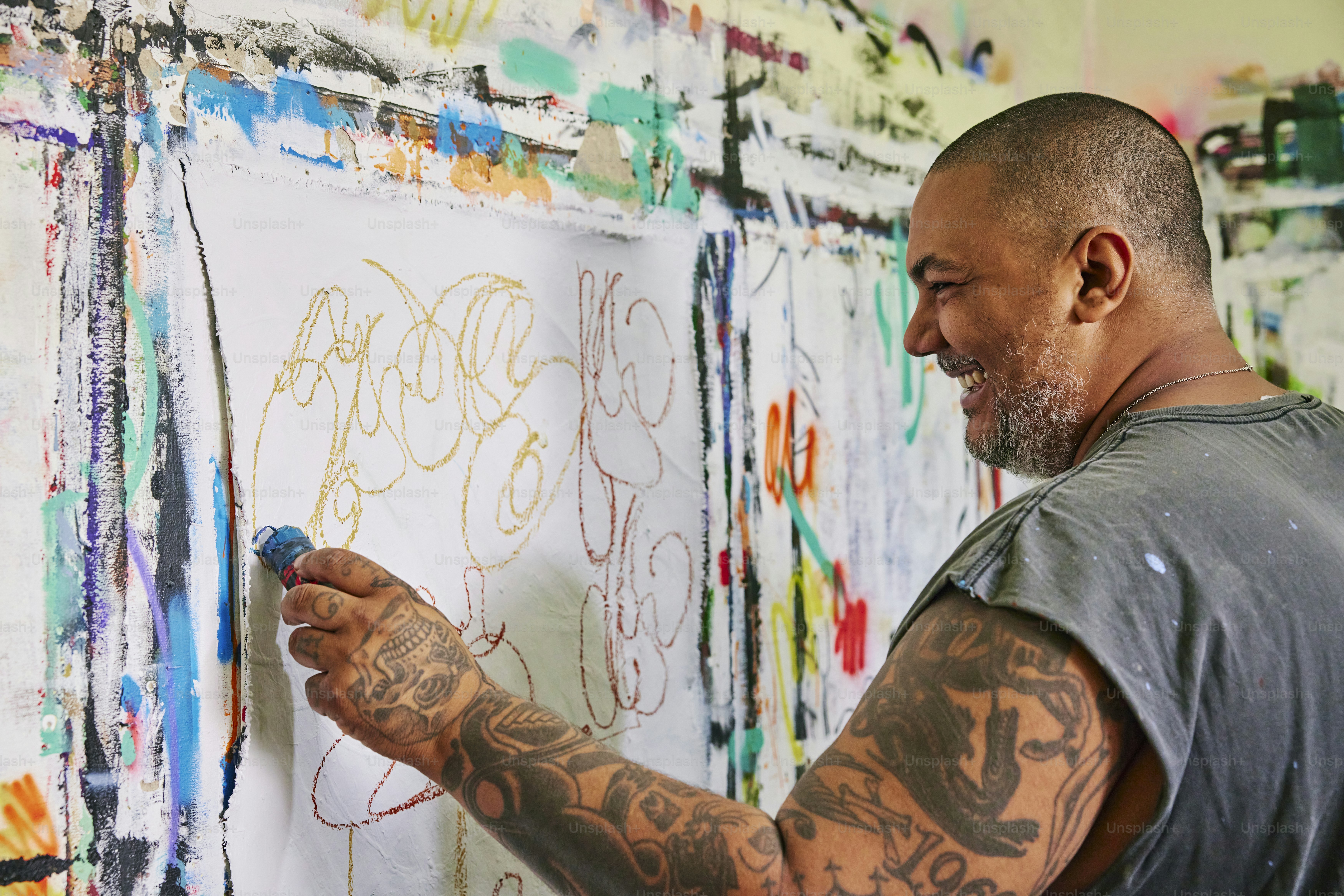 ein mann, der auf einer weißen tafel mit vielen farben schreibt