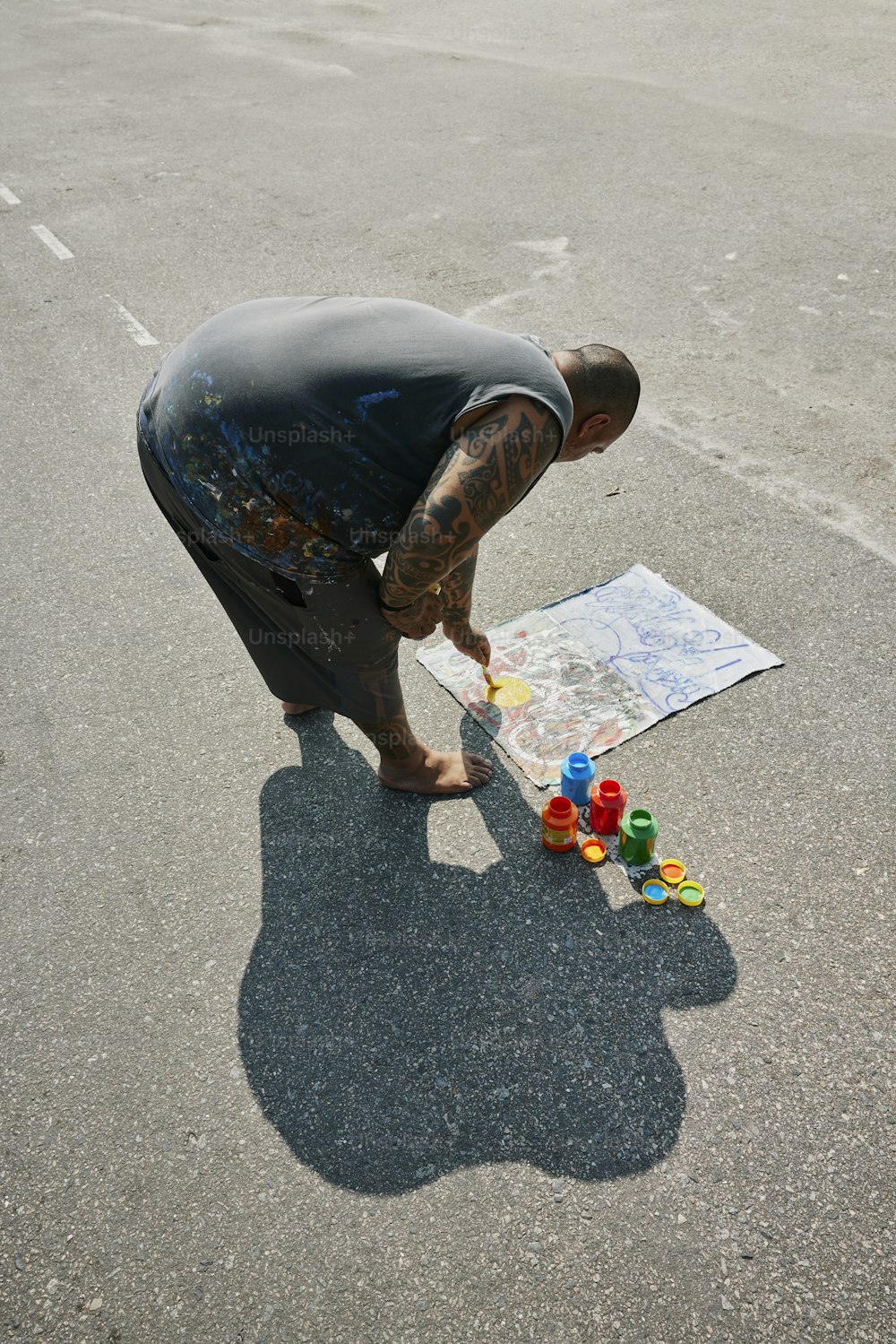 Un homme joue avec ses jouets dans le parking
