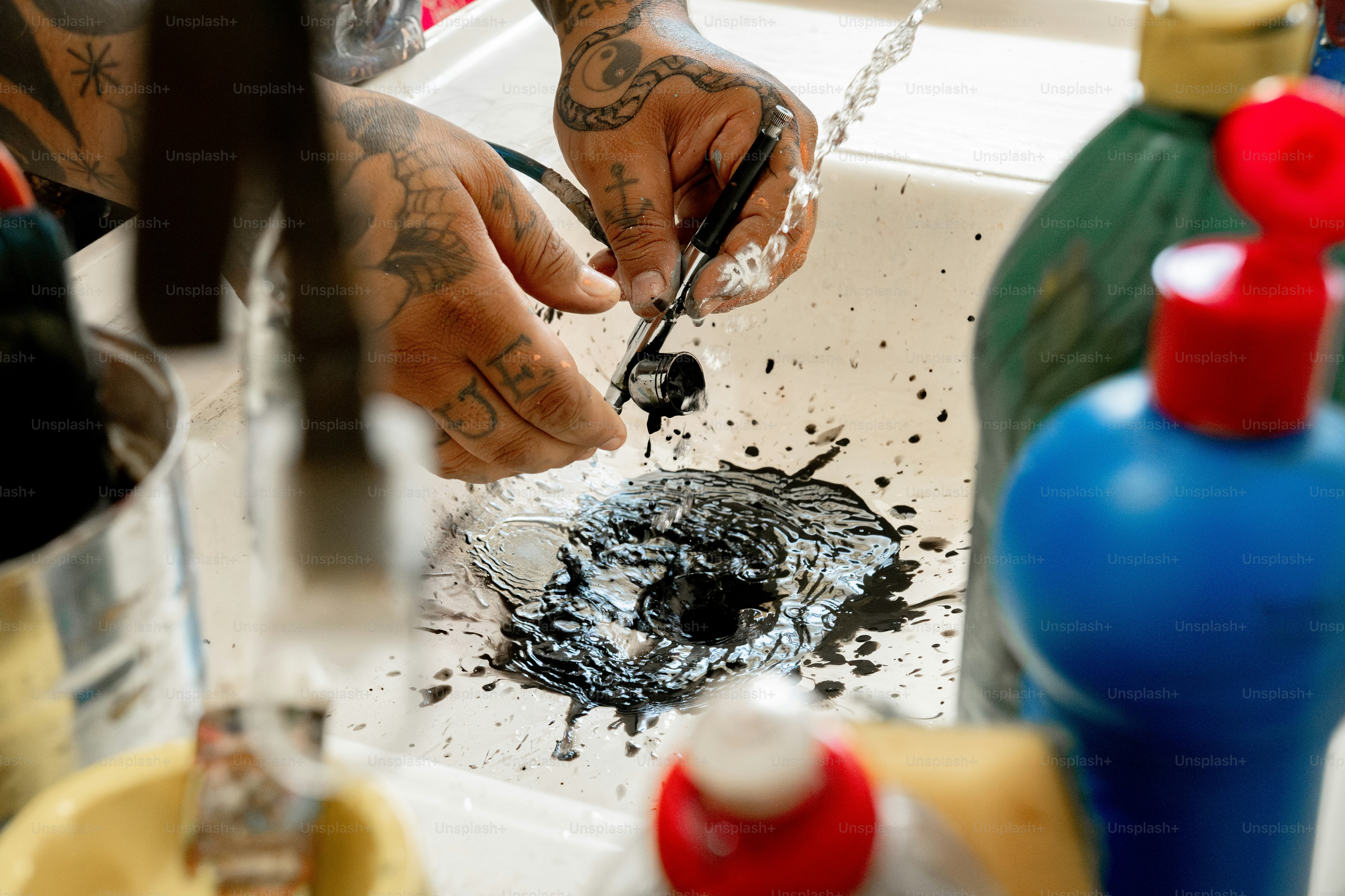 Ein Mann wäscht sich die Hände in einem Waschbecken
