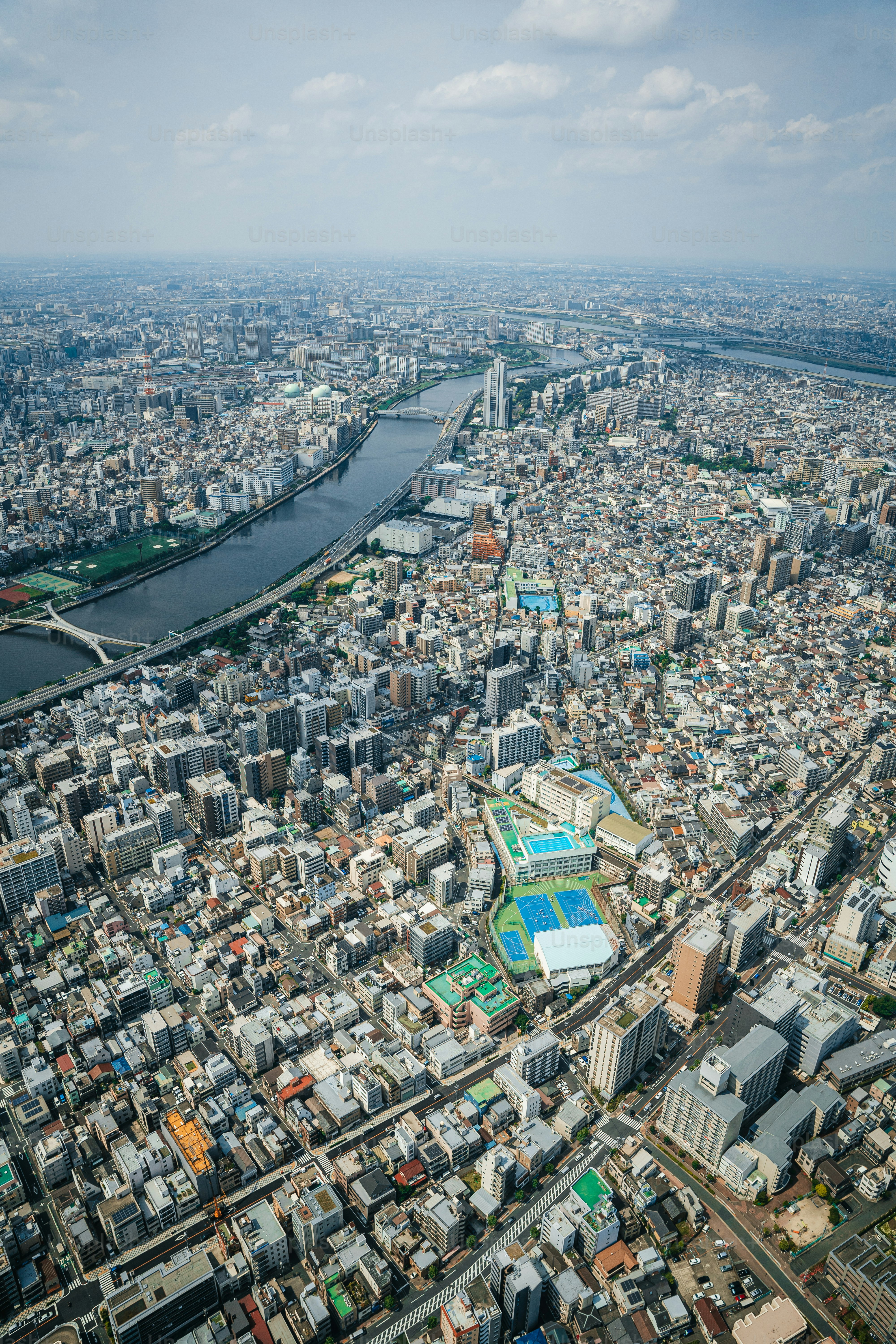 川が流れる都市の航空写真