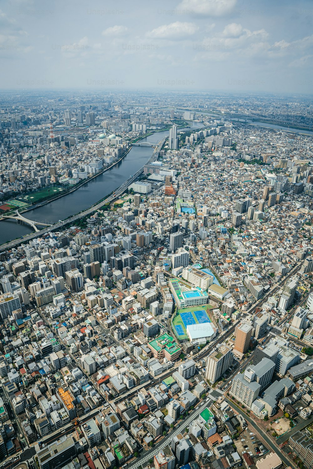 uma vista aérea de uma cidade com um rio correndo através dela