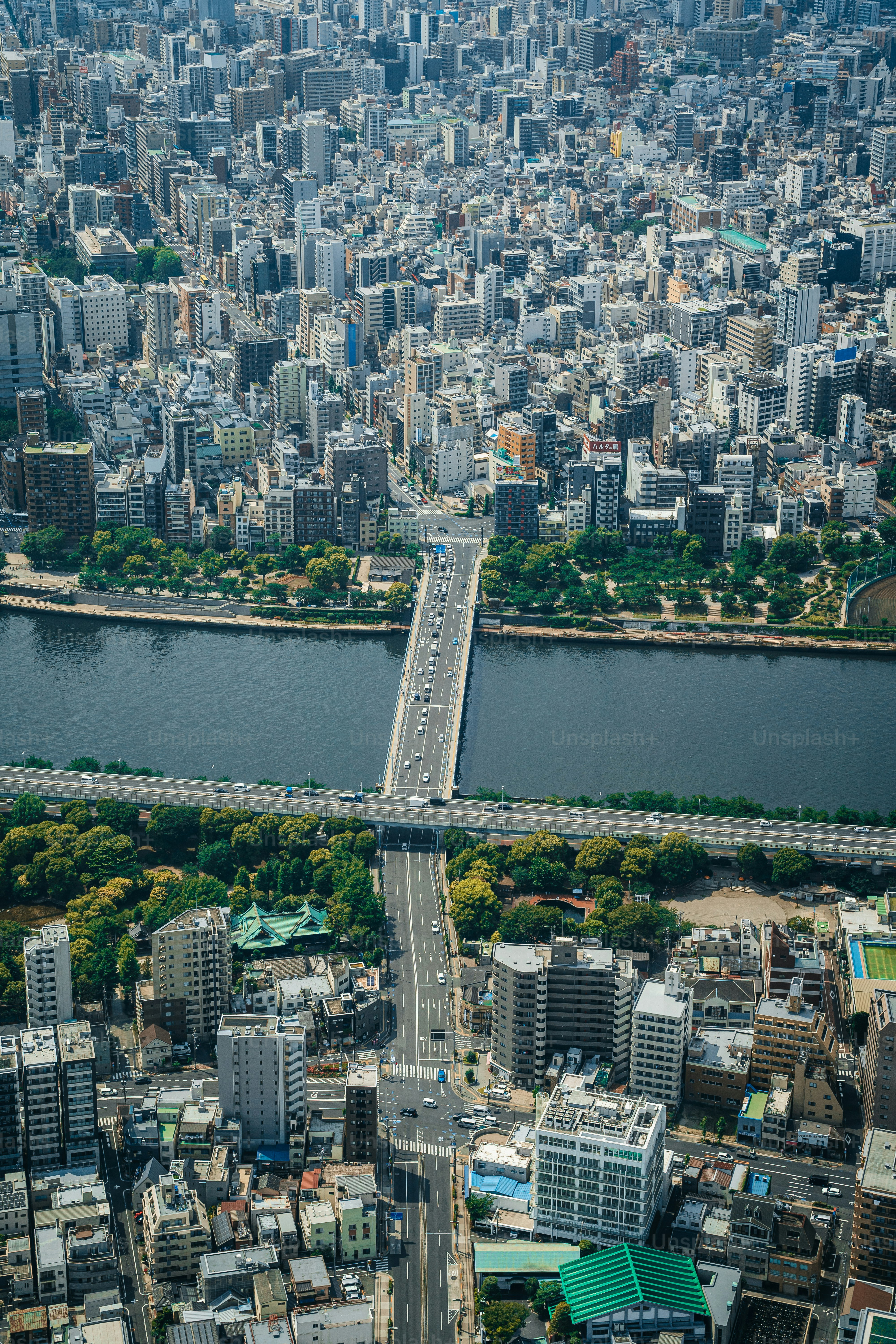 街と橋の航空写真