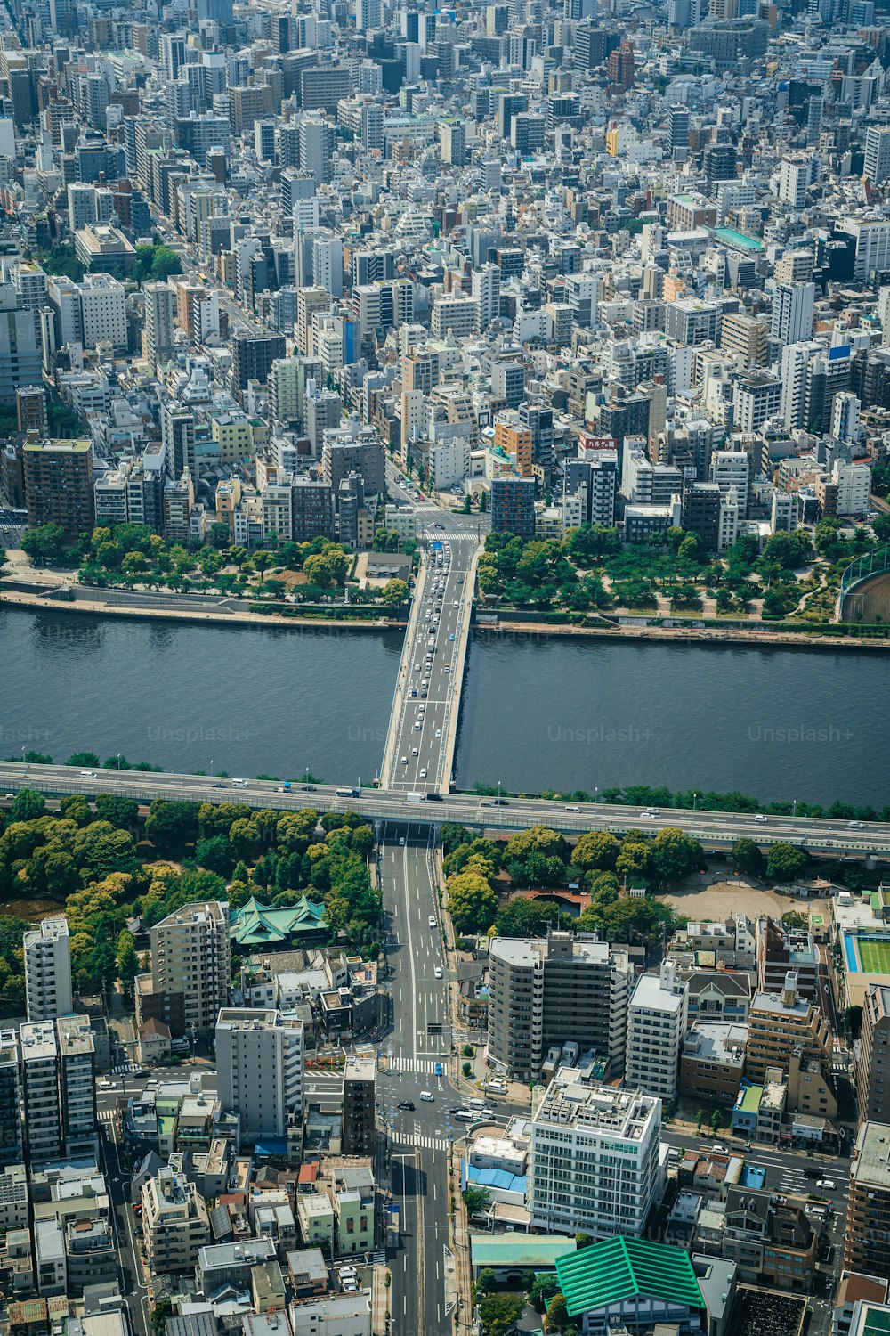 una veduta aerea di una città e di un ponte