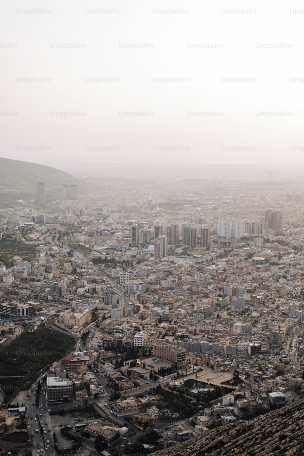 Une vue d’une ville depuis le sommet d’une colline