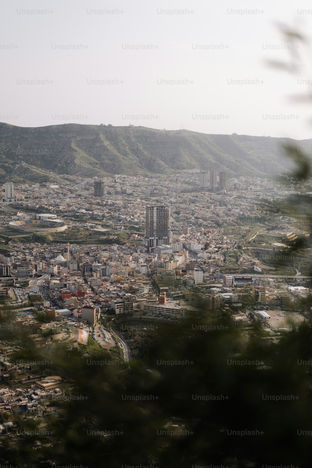 Blick auf eine Stadt von der Spitze eines Hügels