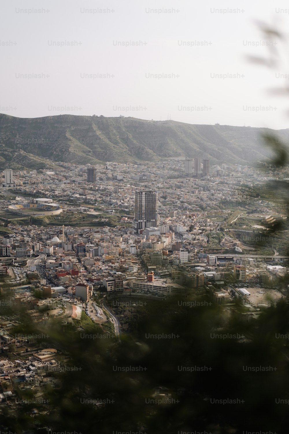 Une vue d’une ville depuis le sommet d’une colline