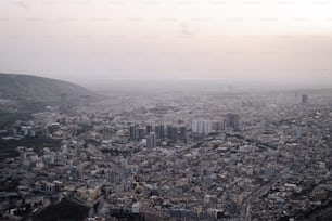 uma vista de uma cidade a partir de um avião