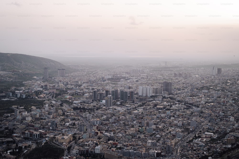 Une vue d’une ville depuis un avion