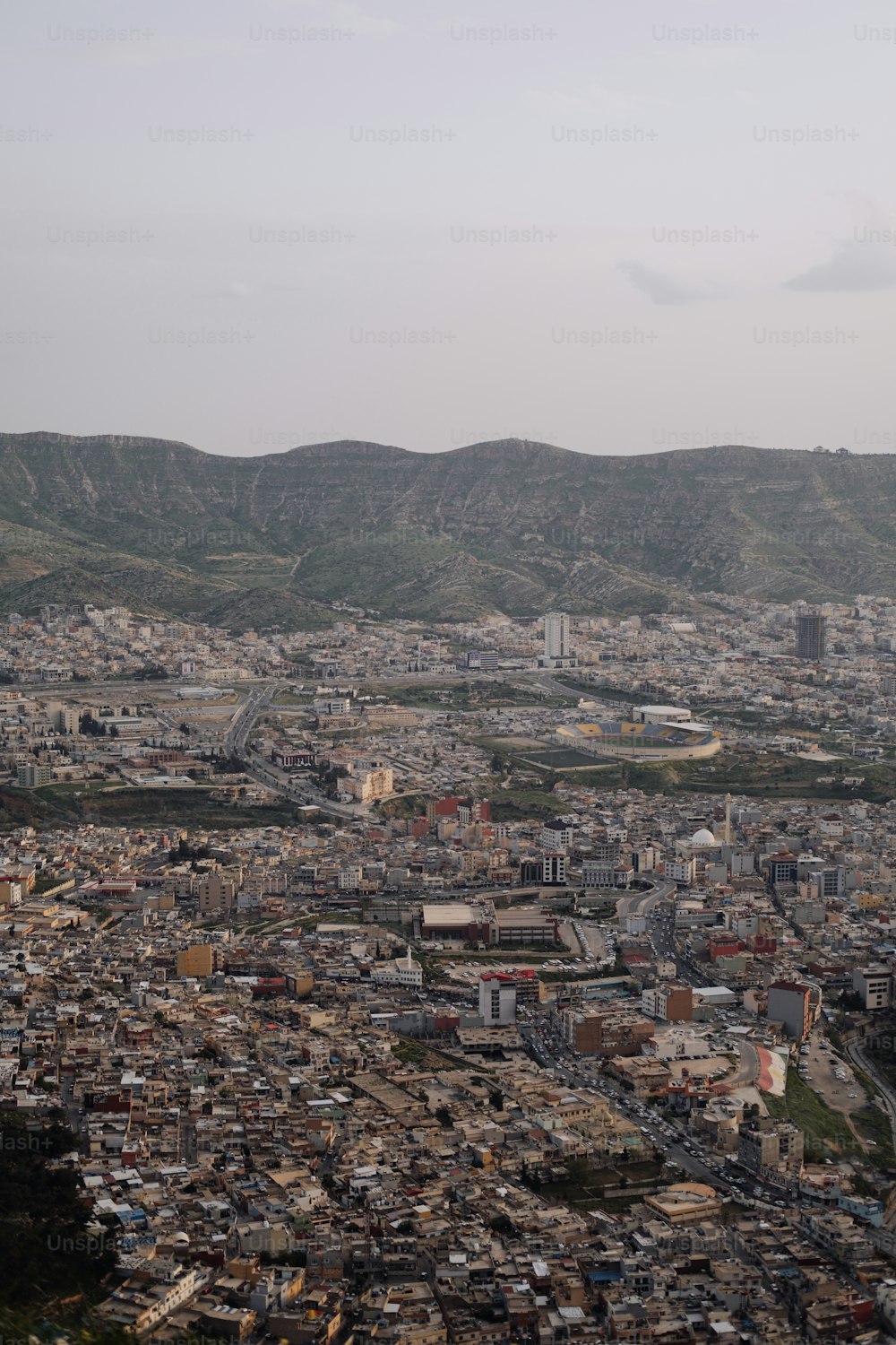배경에 산이 있는 도시의 모습