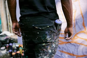 Um homem está segurando uma lata no bolso
