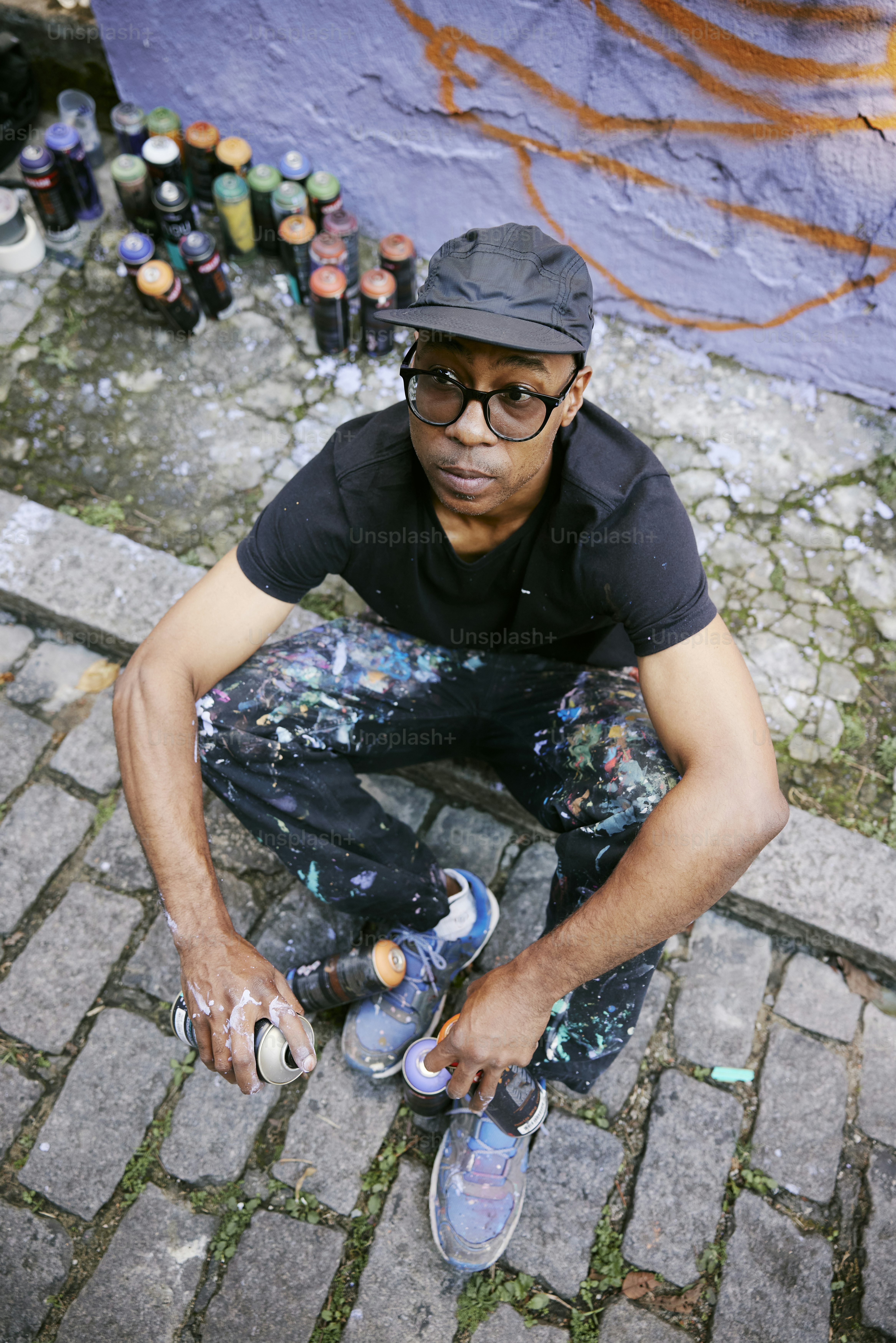 Ein Mann, der mit einem Skateboard auf dem Boden sitzt