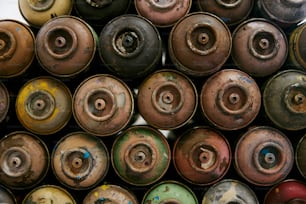 Una pila de objetos metálicos viejos y oxidados