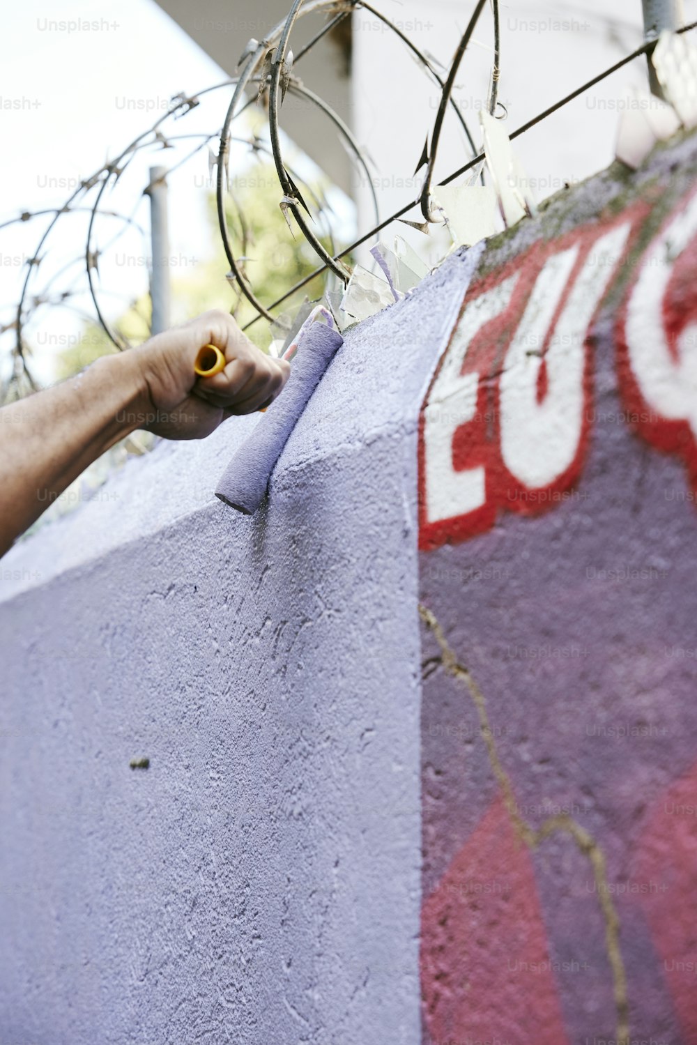 Un hombre está pintando el lado de una pared