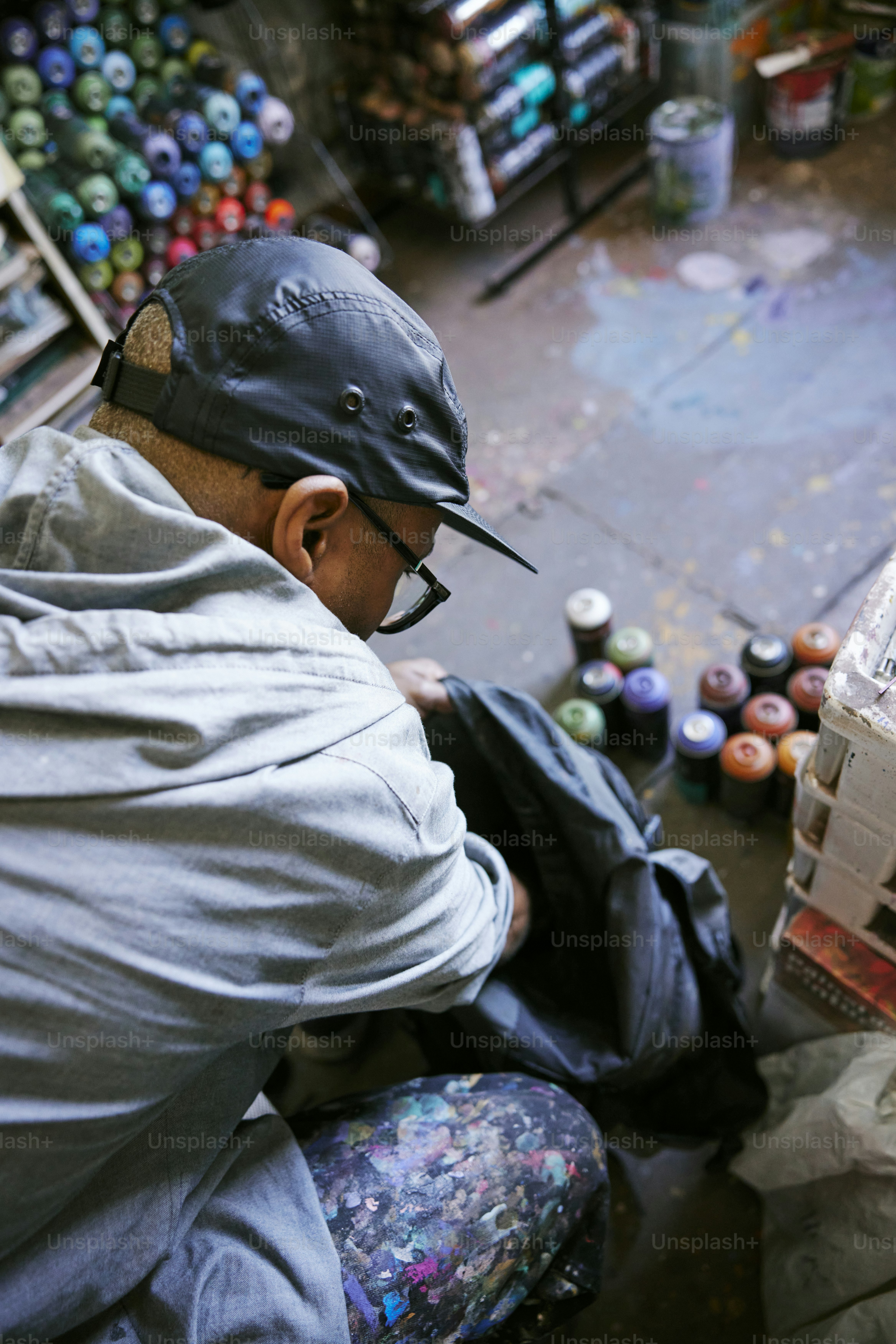 Un hombre pintando una pared con graffiti foto – Imagen de Arte en Unsplash