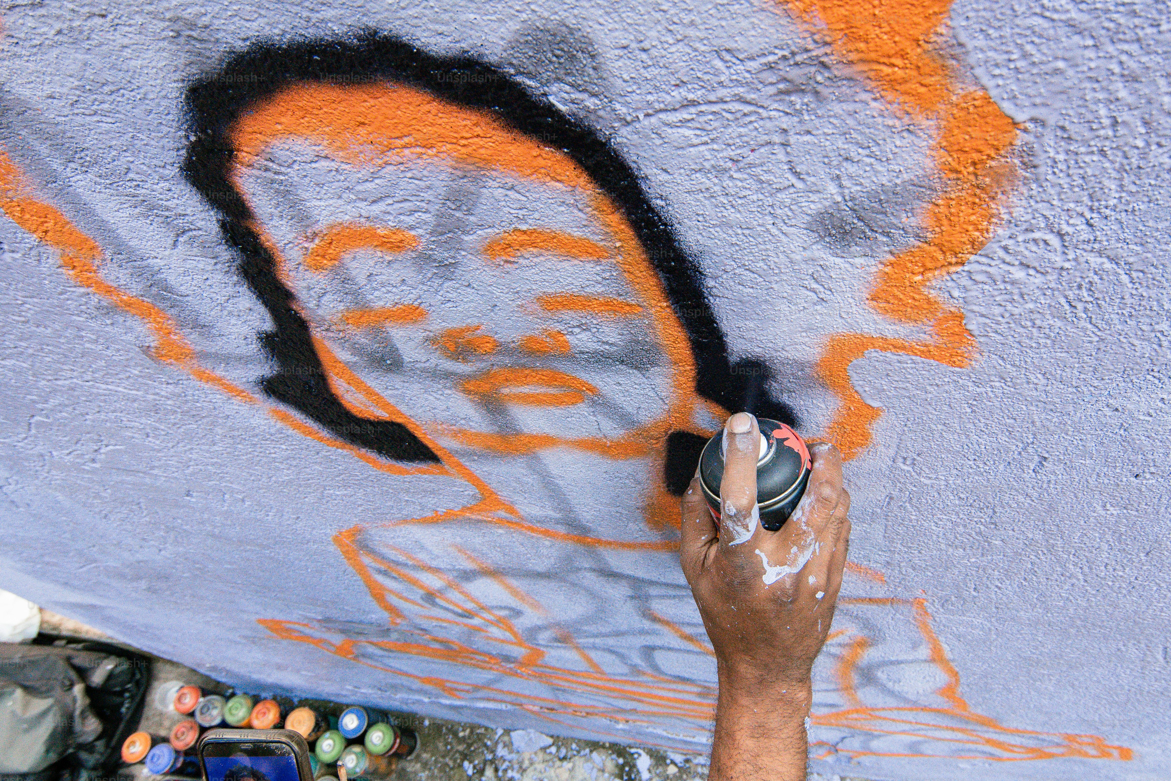 A man is painting a mural on a wall photo – Art Image on Unsplash