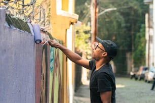 Un uomo sta dipingendo il lato di un edificio