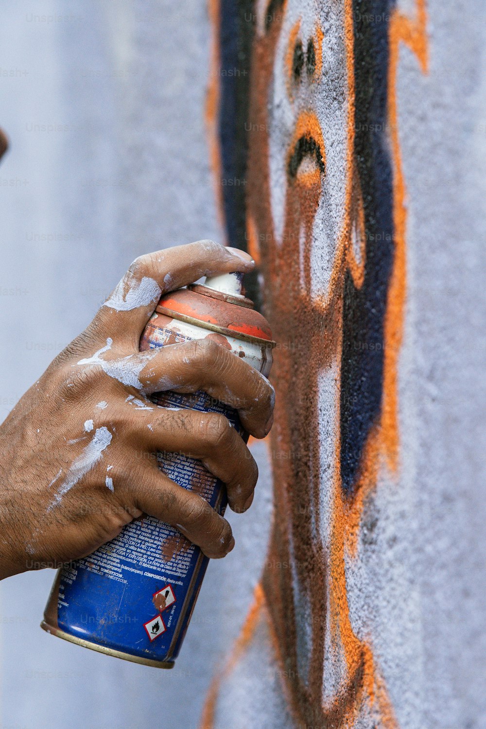 Eine Person, die eine Wand mit Graffiti besprüht