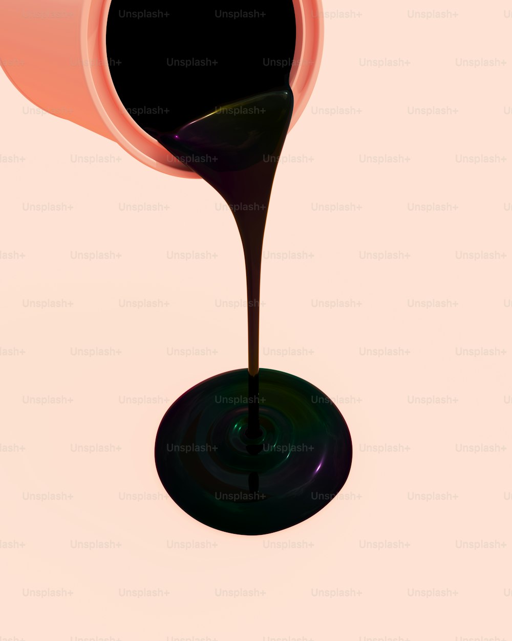 um líquido preto saindo de um copo rosa