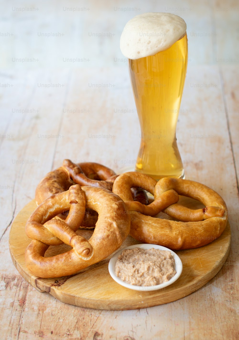 un plato de pretzels y un vaso de cerveza