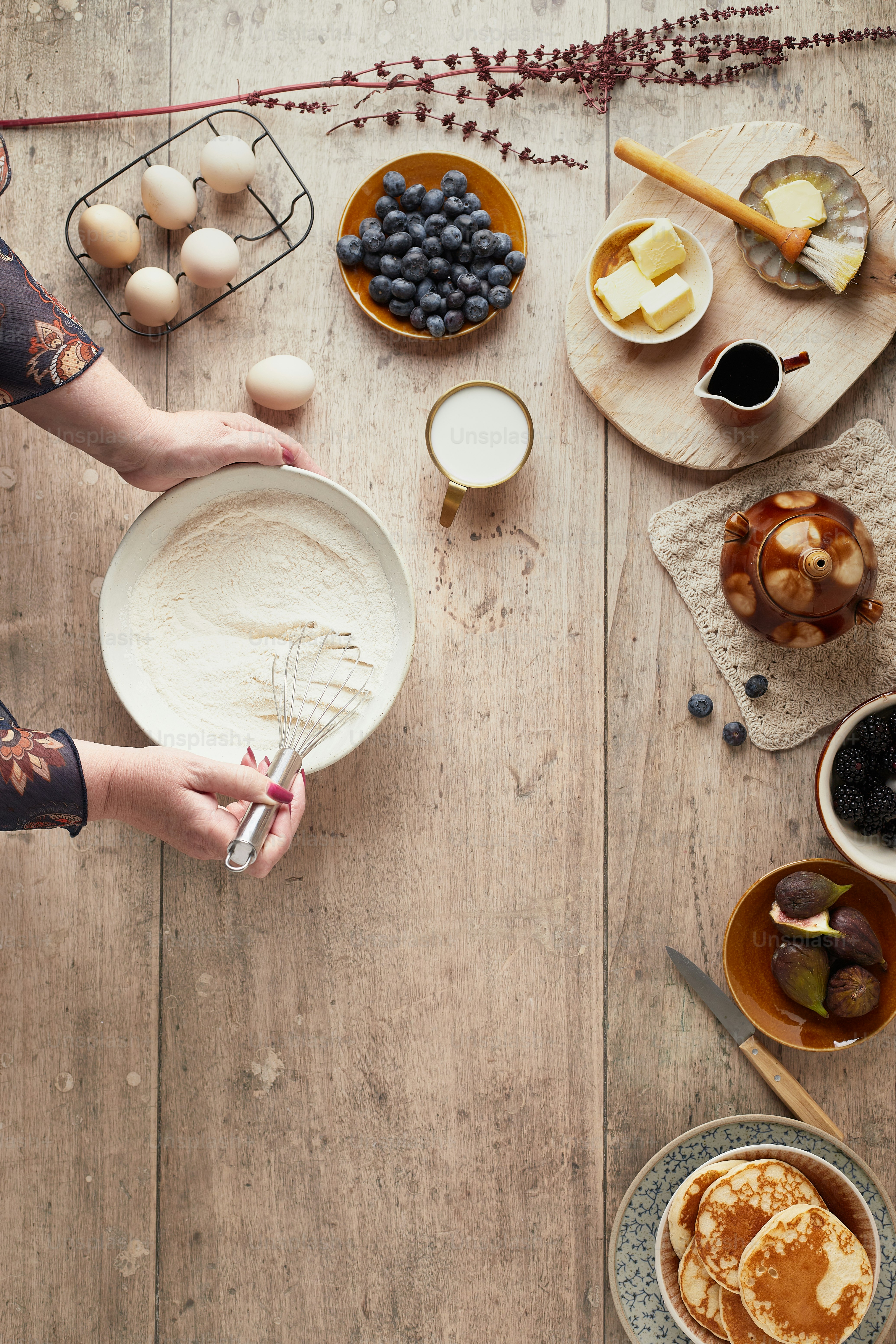 una mesa cubierta con platos y cuencos de comida