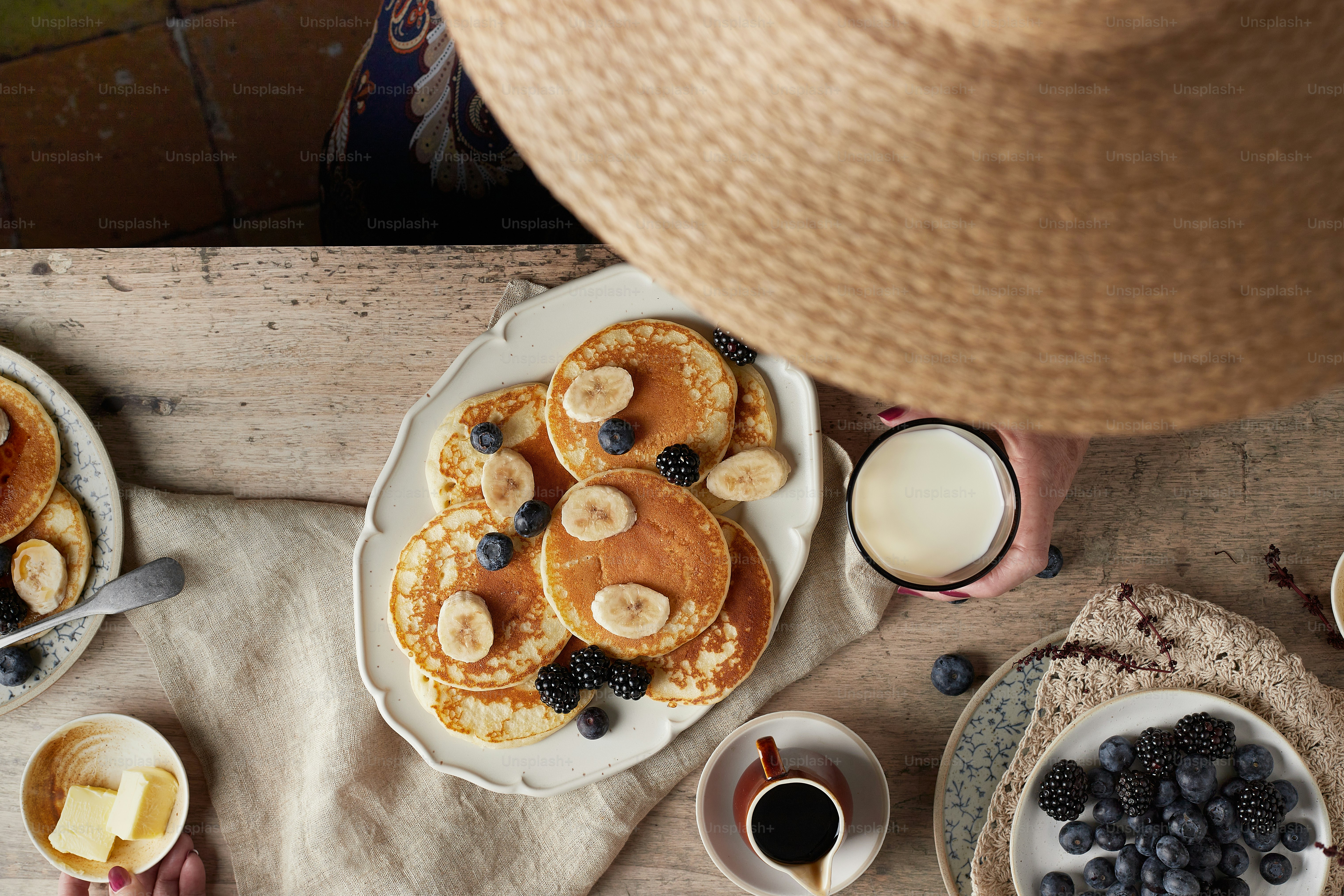una mesa cubierta con platos de panqueques y fruta