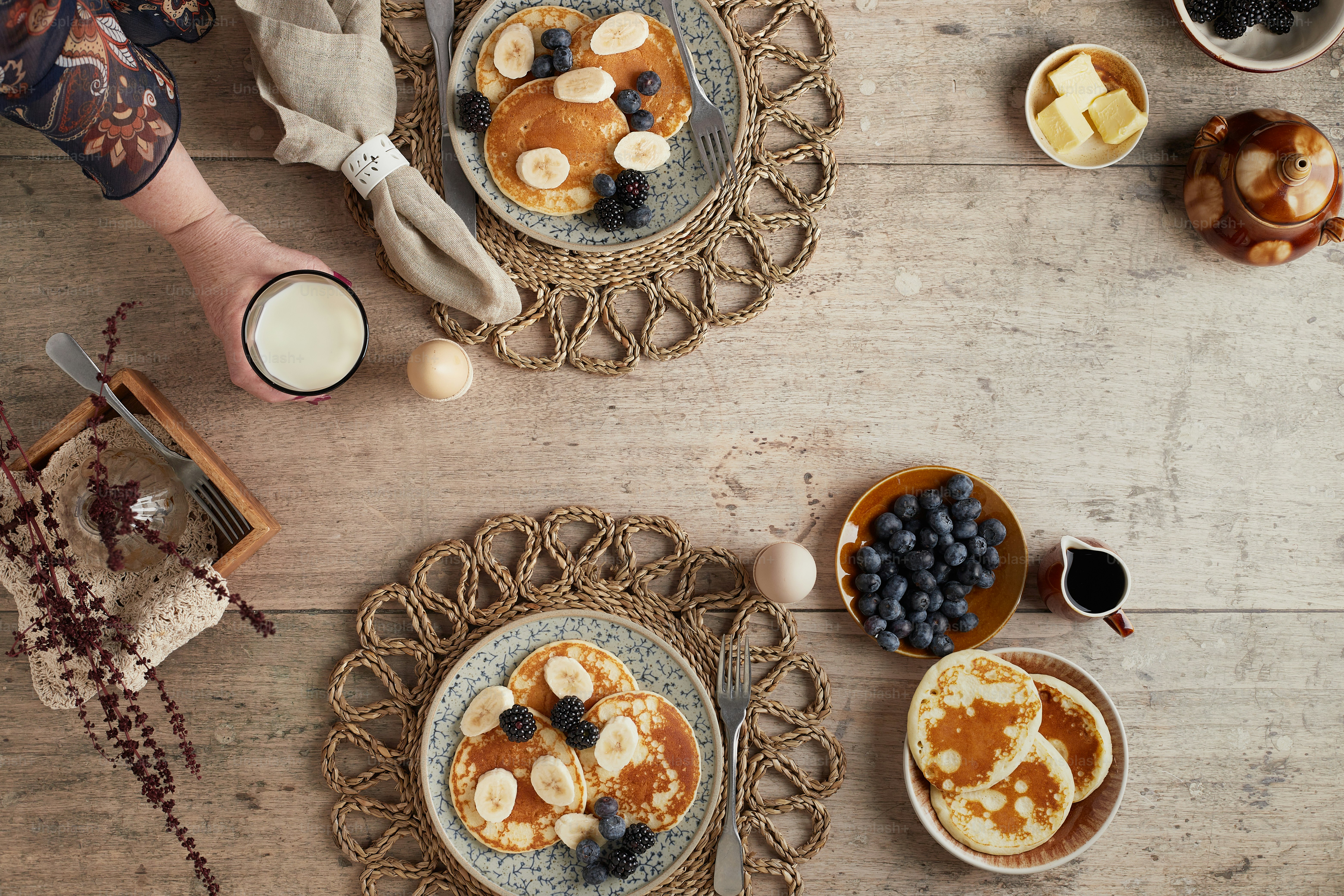 Un par de platos de comida en una mesa