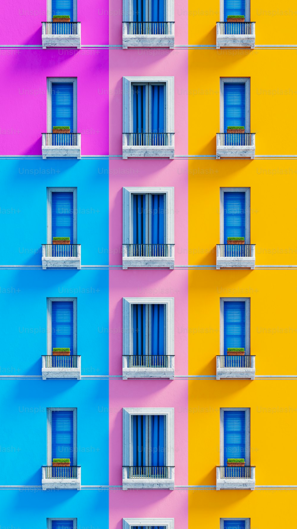 um edifício multicolorido com janelas e varandas