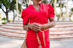 財布を持つ赤いドレスを着た女性