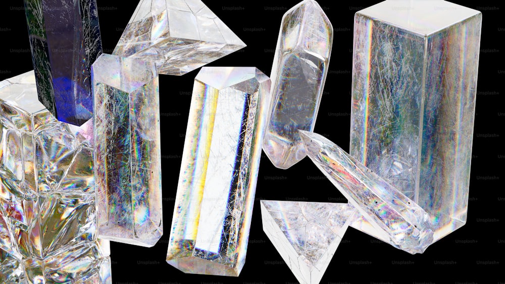 um grupo de blocos de cristal sentados um ao lado do outro